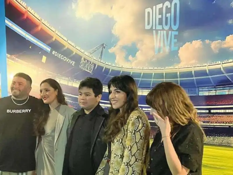 la famiglia di maradona alla mostra diego vive  3