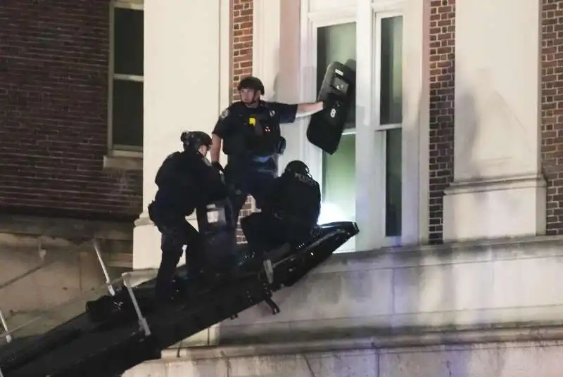 la polizia fa irruzione alla columbia university   3