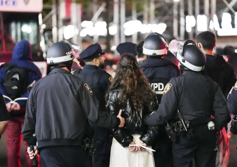 la polizia fa irruzione alla columbia university   4