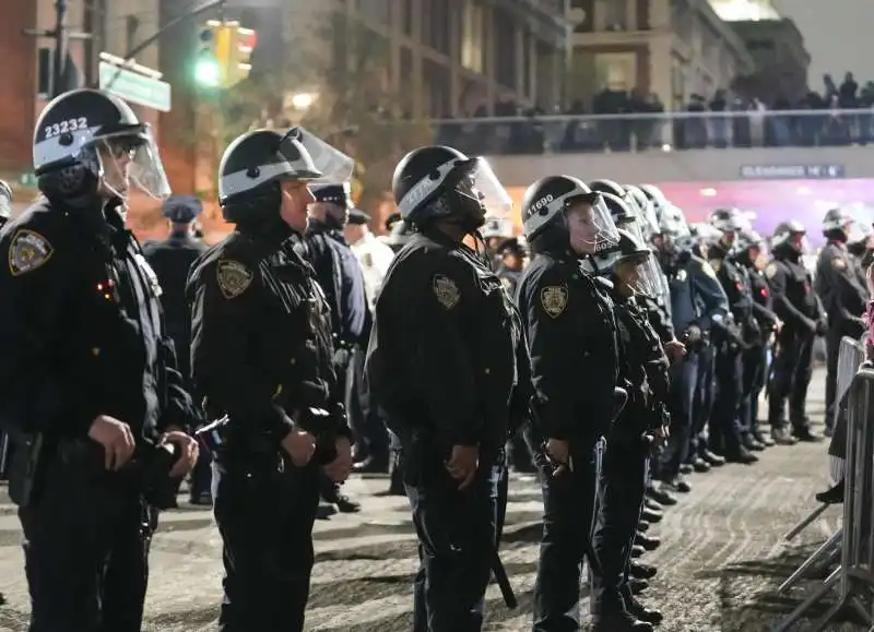 la polizia fa irruzione alla columbia university   5