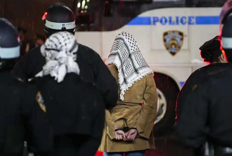 la polizia fa irruzione alla columbia university   7