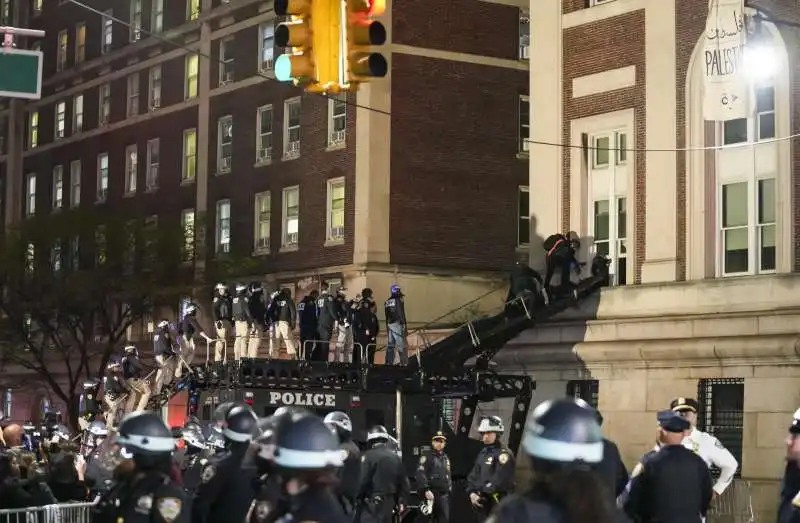 la polizia fa irruzione alla columbia university   9