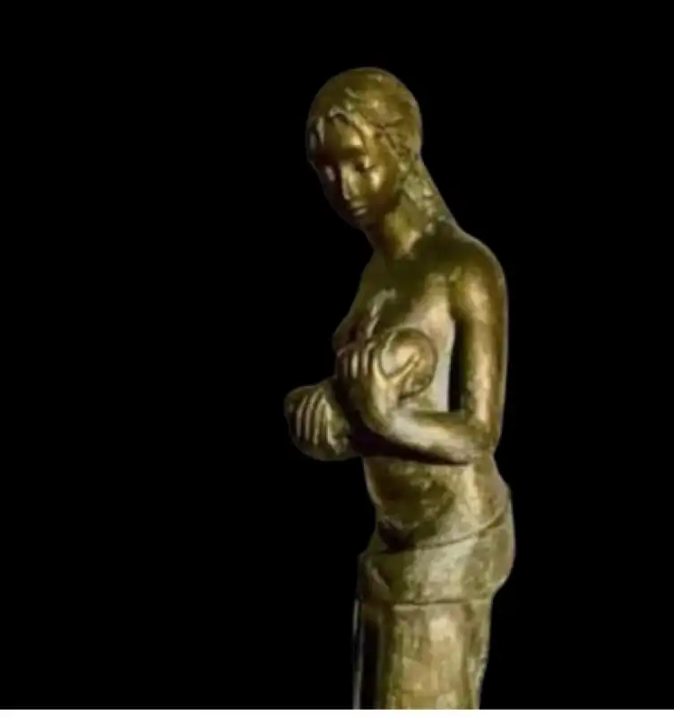 La statua della maternità di Vera Omodeo 