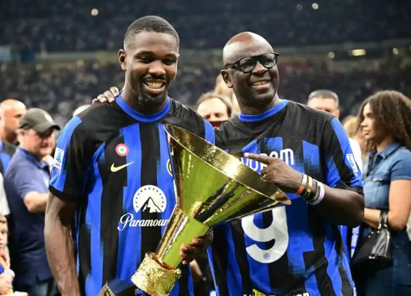 lilian e marcus thuram alla festa scudetto dell'inter  2