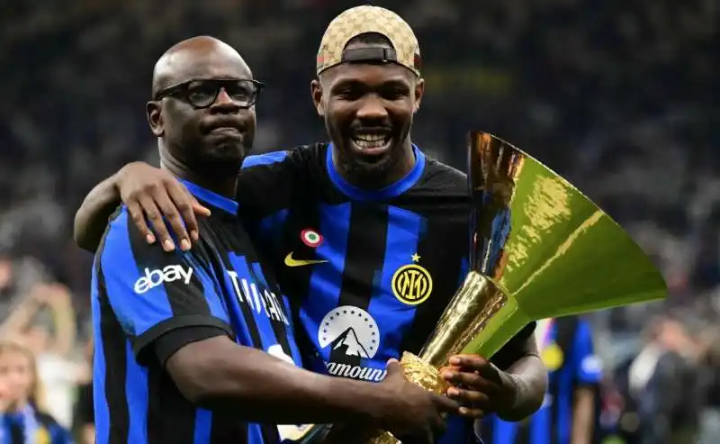 lilian e marcus thuram alla festa scudetto dell'inter  3