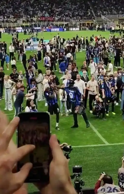 lilian thuram tira uno schiaffo al figlio marcus durante la festa scudetto dell'inter  4