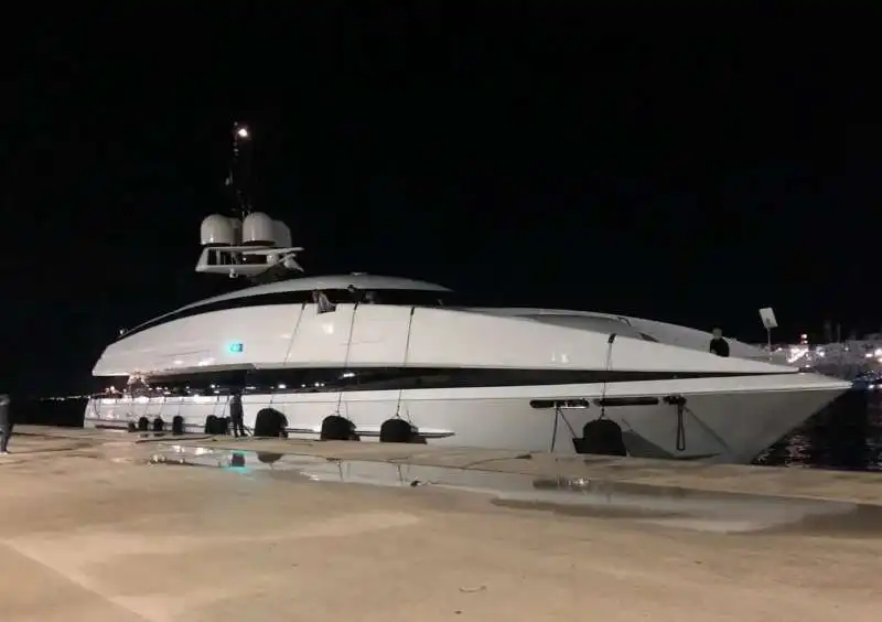 LO YACHT CRAZY ME ATTRACCA AL PORTO DI MONOPOLI 