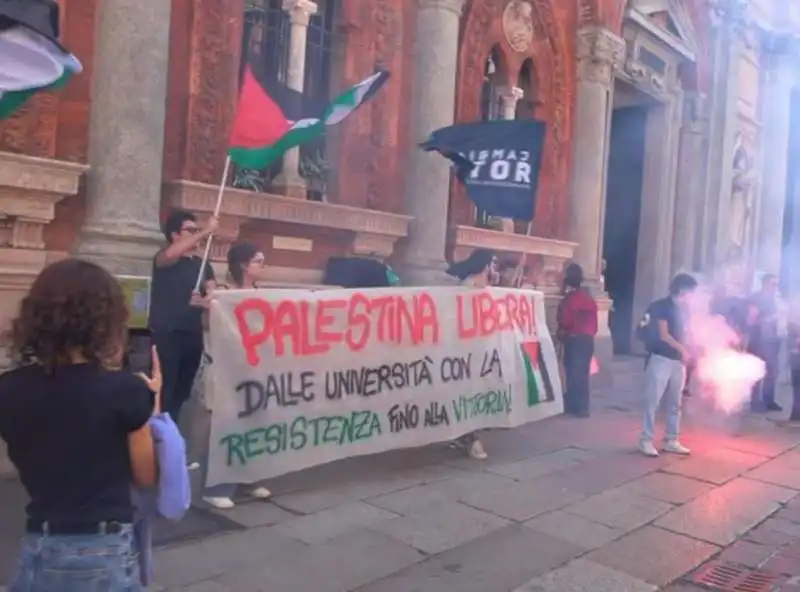 manifestazione pro Palestina all universita Statale di Milano