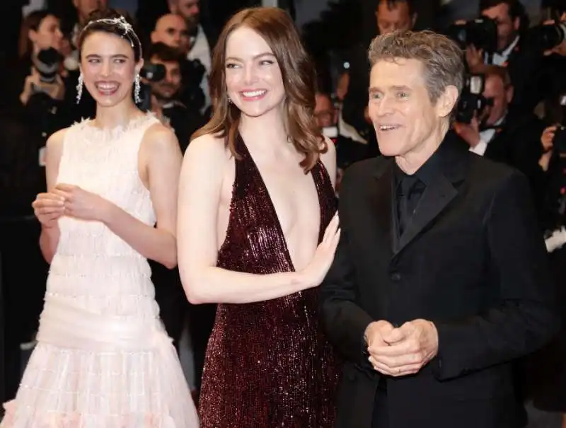 margaret qualley   emma stone   william  dafoe