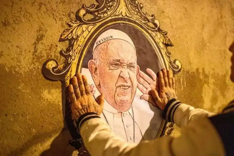 murales di evyrein su papa francesco e la frociaggine 