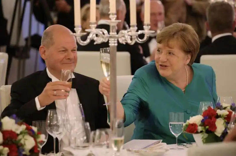 olaf scholz   angela merkel 