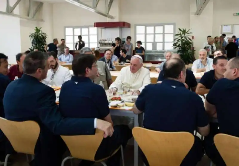 papa francesco con i dipendenti del vaticano 