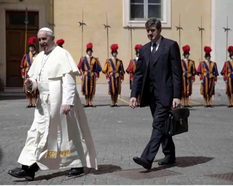 papa francesco con il maggiordomo Sandrone Mariotti 