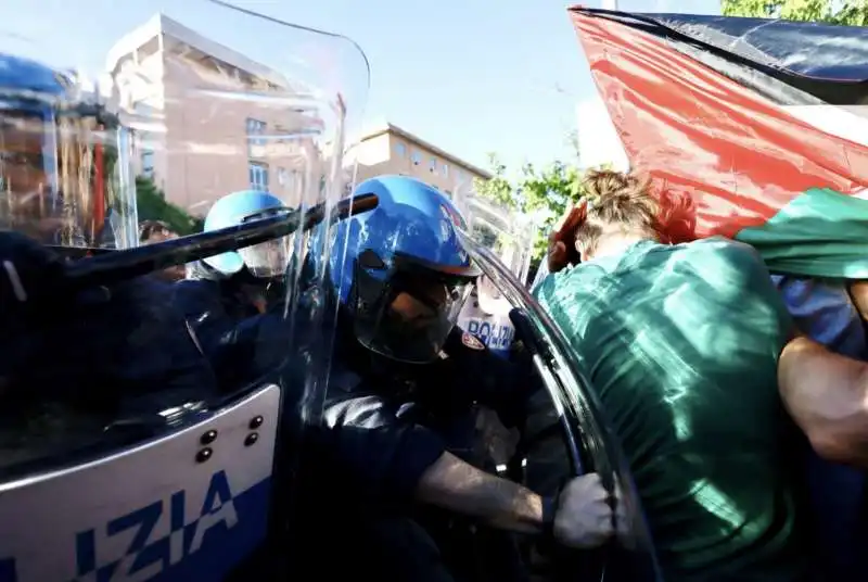 protesta degli studenti della sapienza contro la visita di mattarella  13