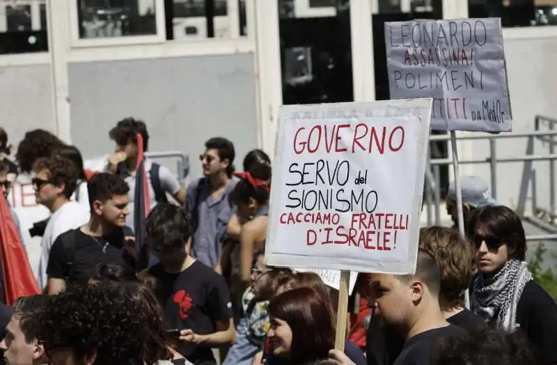 protesta degli studenti della sapienza contro la visita di mattarella  16