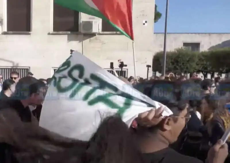 protesta degli studenti della sapienza contro la visita di mattarella  20