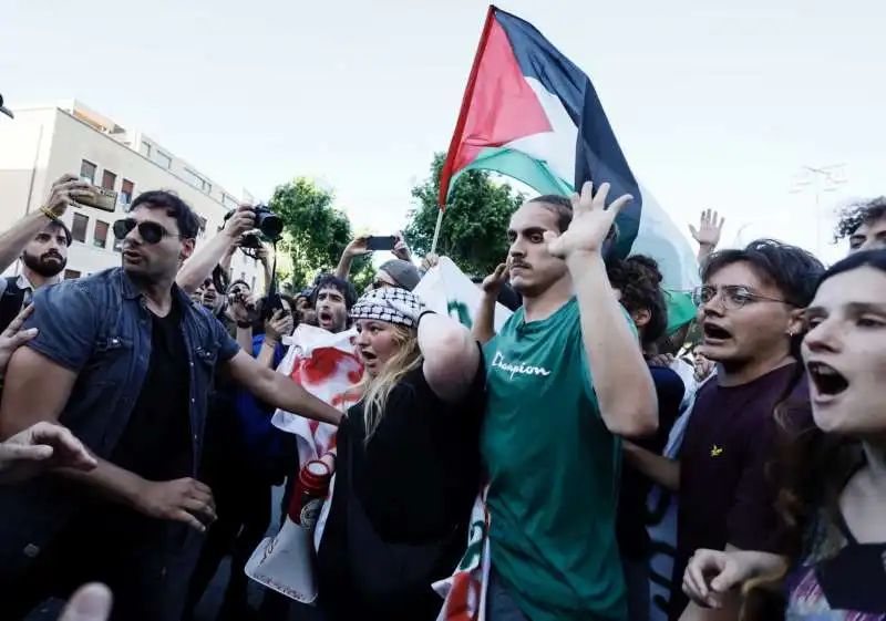 protesta degli studenti della sapienza contro la visita di mattarella  6