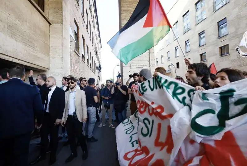 protesta degli studenti della sapienza contro la visita di mattarella  8