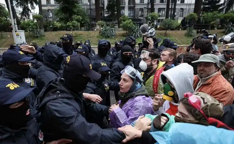 proteste contro la legge sugli agenti stranieri a tbilisi, georgia   1