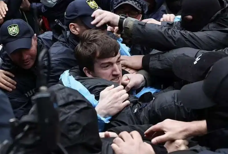 proteste contro la legge sugli agenti stranieri a tbilisi, georgia   12