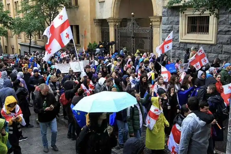 proteste contro la legge sugli agenti stranieri a tbilisi, georgia   13