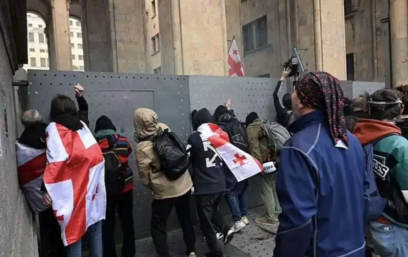 proteste contro la legge sugli agenti stranieri a tbilisi, georgia   17