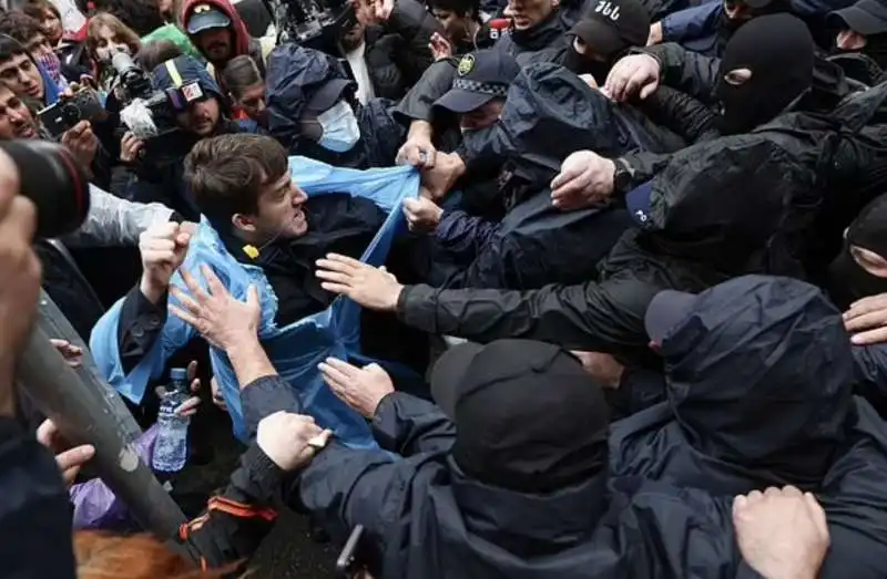 proteste contro la legge sugli agenti stranieri a tbilisi, georgia   19