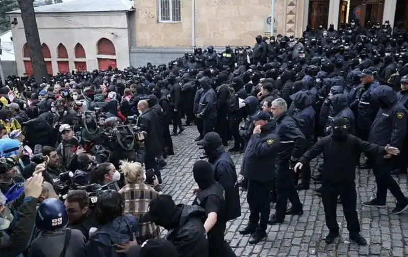 proteste contro la legge sugli agenti stranieri a tbilisi, georgia   3