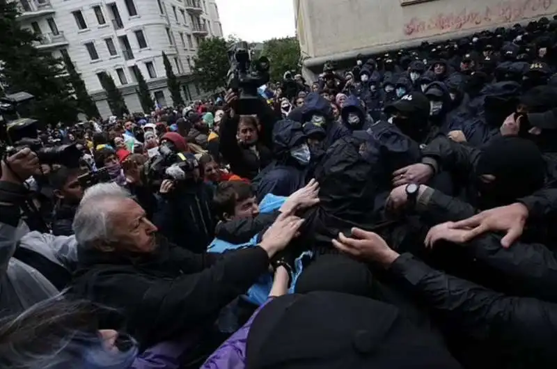 proteste contro la legge sugli agenti stranieri a tbilisi, georgia   6