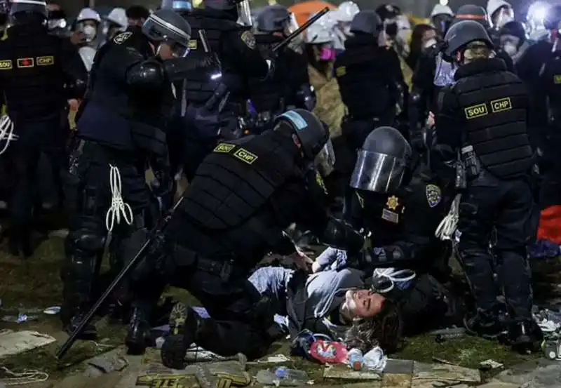 proteste e scontri alla ucla   5