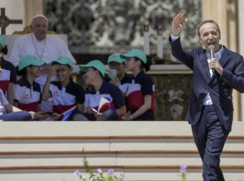 roberto benigni e papa francesco alla giornata mondiale dei bambini 4