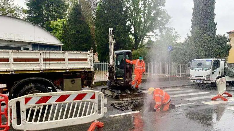 roma   tubatura rotta nella strada dove si e aperta una voragine  