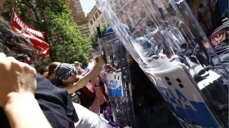 SCONTRI A ROMA TRA LA POLIZIA E I MANIFESTANTI CHE VOLEVANO RAGGIUNGERE GLI STATI GENERALI DELLA NATALITÀ