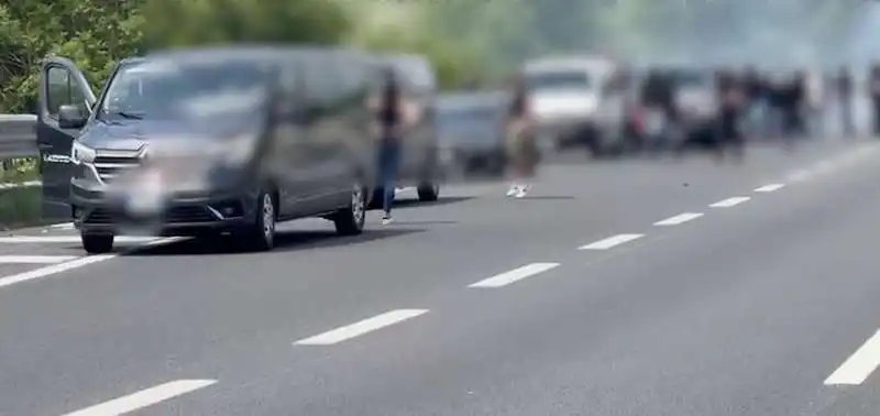 scontri in autostrada tra ultras della juve e dell'atalanta  1