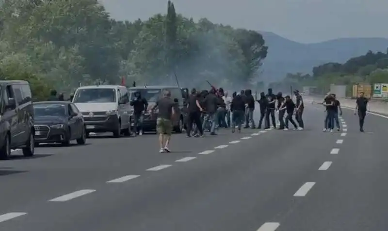 scontri in autostrada tra ultras della juve e dell'atalanta 