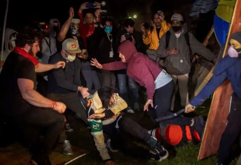 scontri tra manifestanti pro palestina e polizia all universita della california 