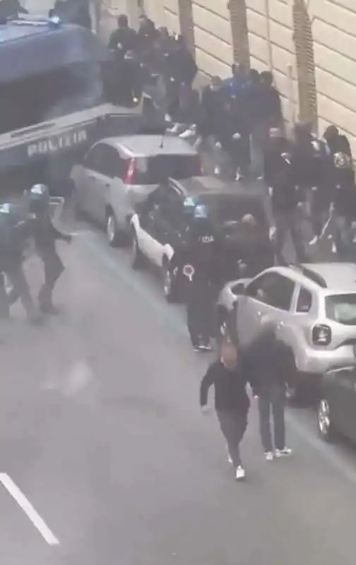 scontri tra tifosi a genova 3