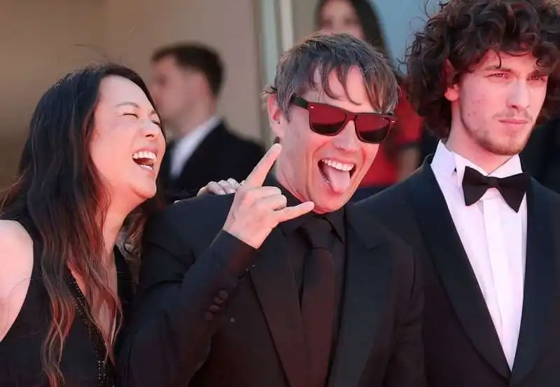 sean baker e il cast di anora a cannes 1