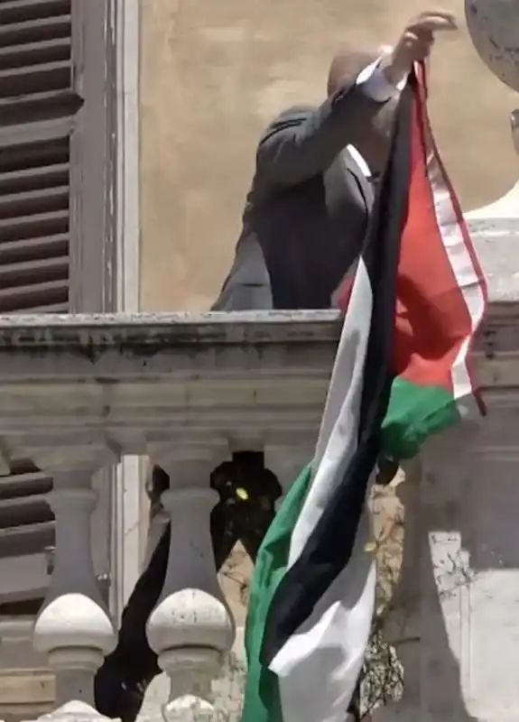 stefano apuzzo appende bandiere della palestina alla camera   7