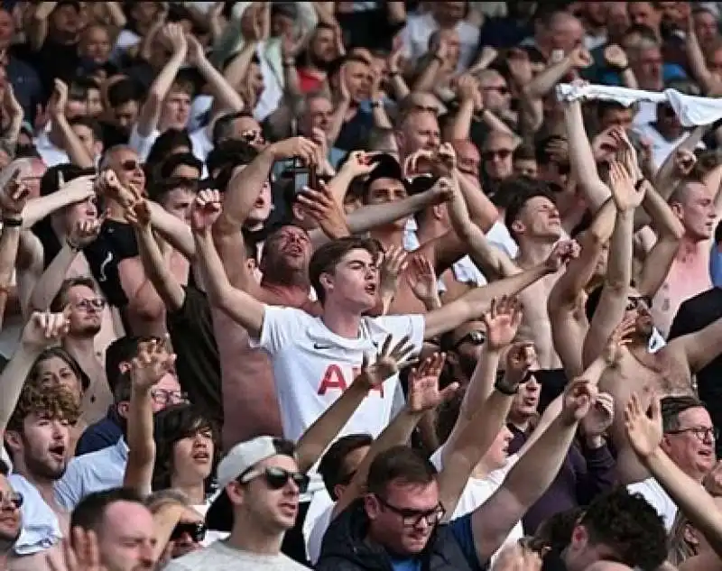 tifosi del tottenham esultano al gol del manchester city 1