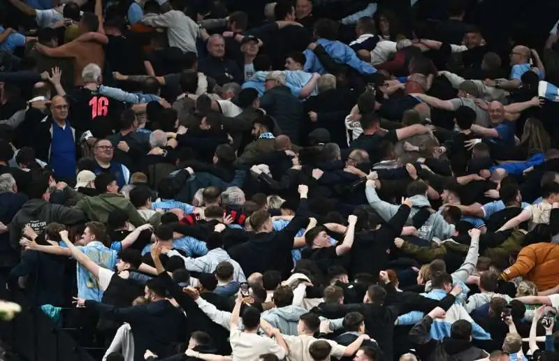 tifosi del tottenham esultano al gol del manchester city 2