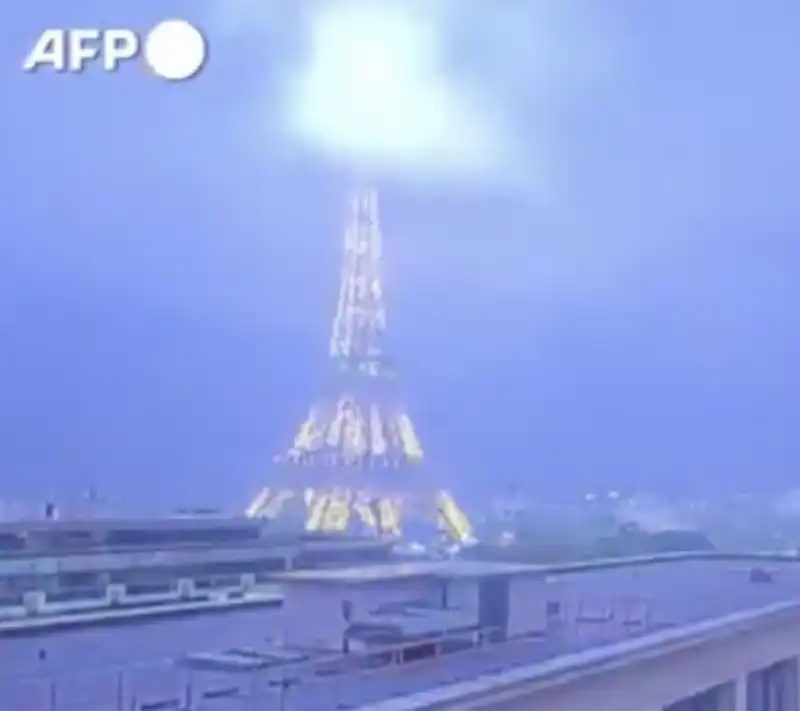 torre eiffel colpita da un fulmine   1