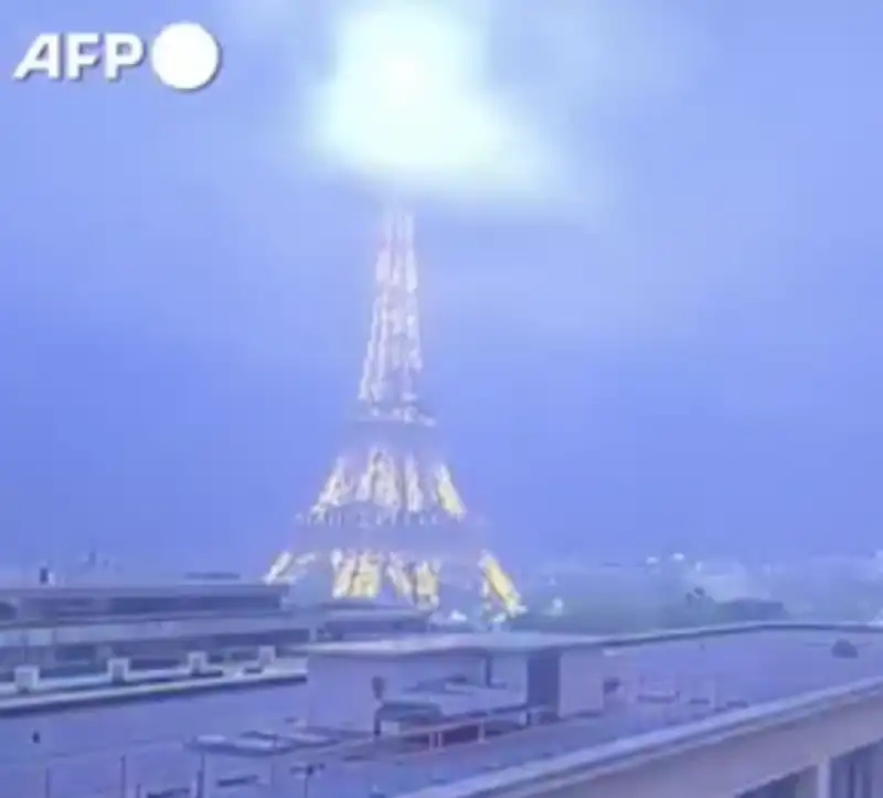 torre eiffel colpita da un fulmine   2