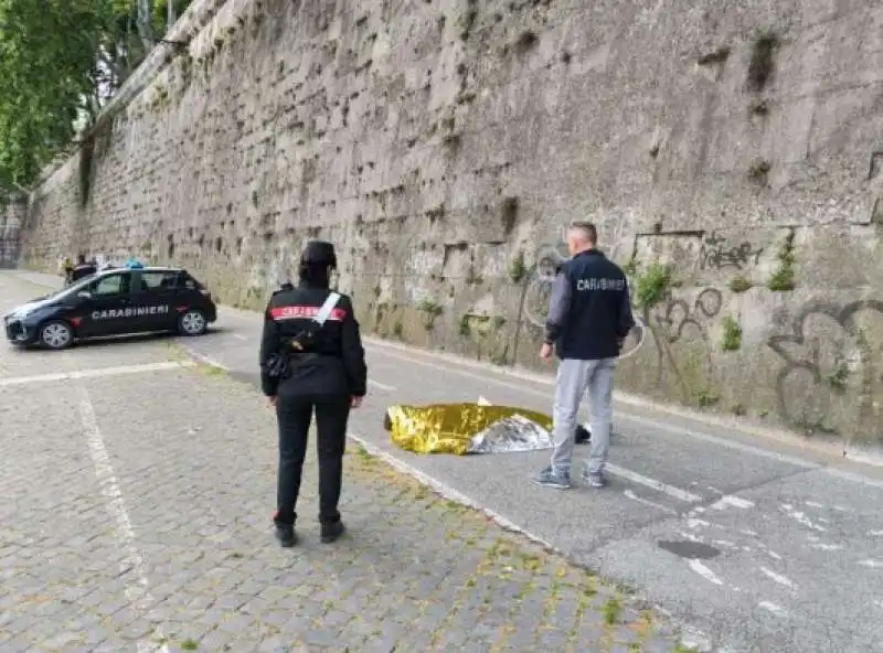 TURISTA SVEDESE MORTO SULLA BANCHINA DEL TEVERE 