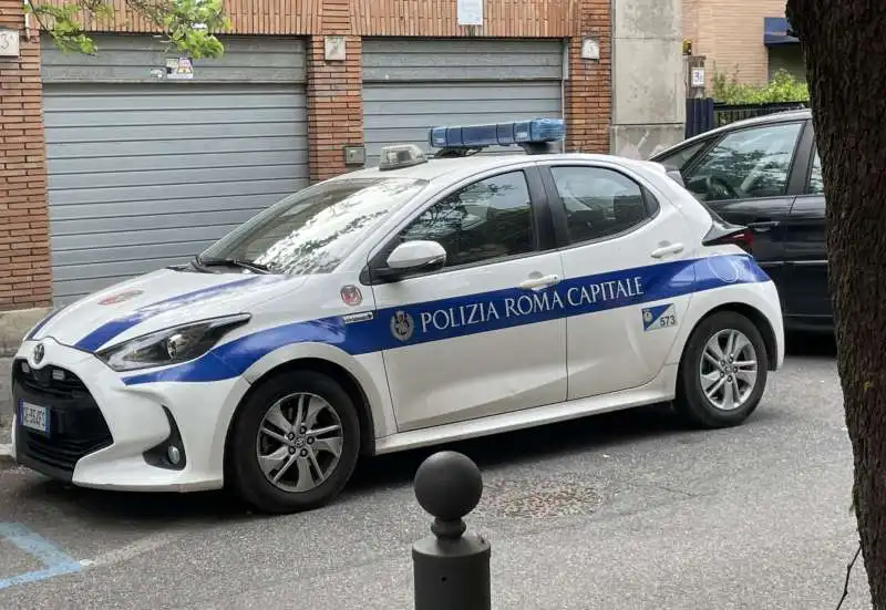 vigili parcheggiano in divieto di sosta   3