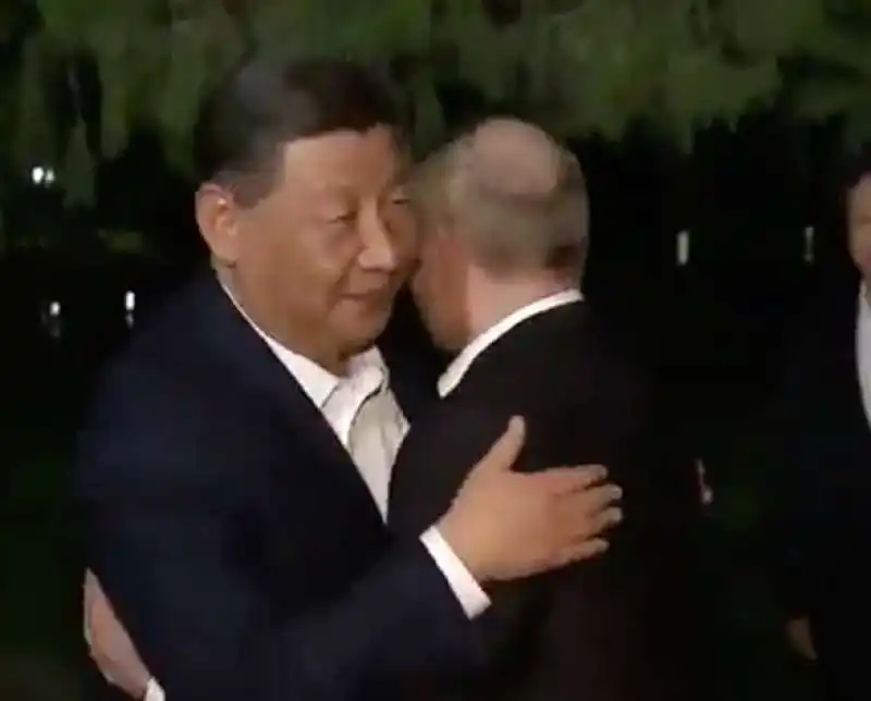 XI JINPING ABBRACCIA VLADIMIR PUTIN