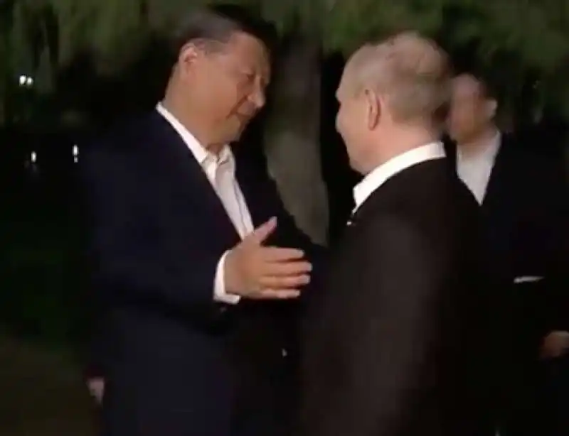 XI JINPING ABBRACCIA VLADIMIR PUTIN