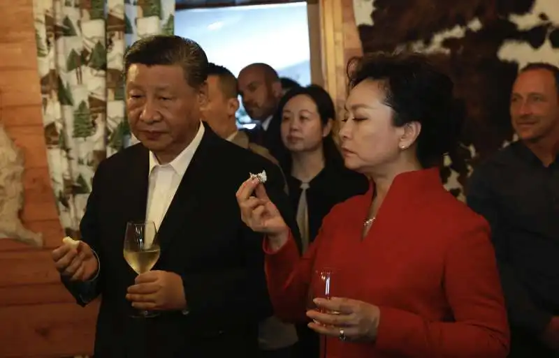 xi jinping e peng liyuan in un rifugio di montagna sui pirenei   