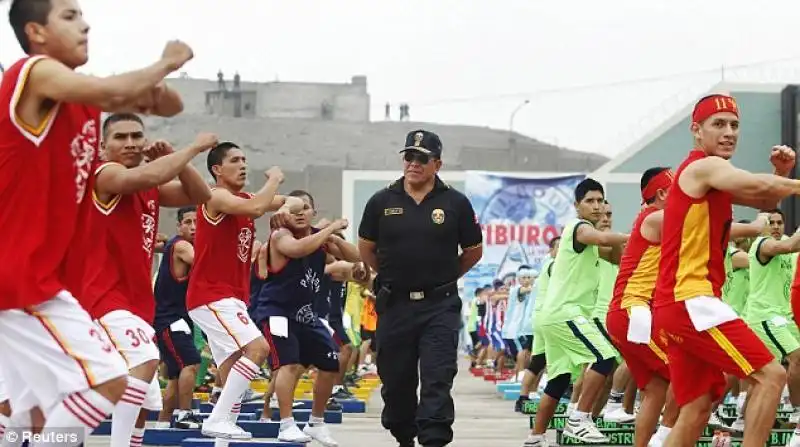 AEROBICA NEL CARCERE - PERU'