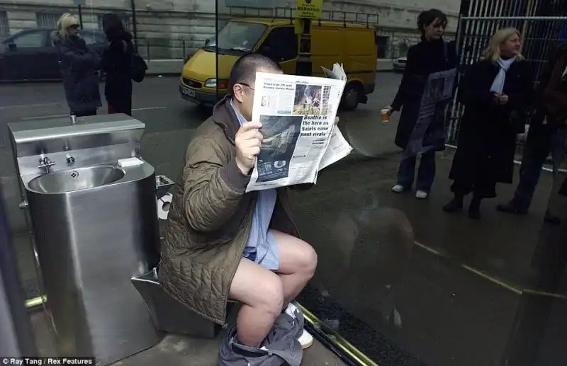 BAGNO PUBBLICO SPECCHIATO FUORI TRASPARENTE DENTRO A LONDRA 